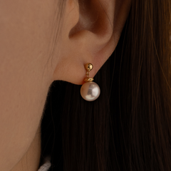 Italian-Inspired Stud Earrings in 18K Gold with Ocean-Lustre Pearl
