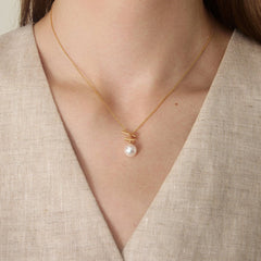 Akoya Pearl 18K Gold Fashion Flying Pendant Necklace